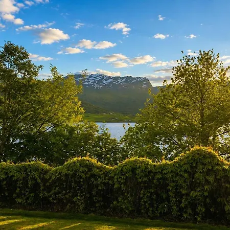 Casa Hauge Fjord View Penzion Sandane